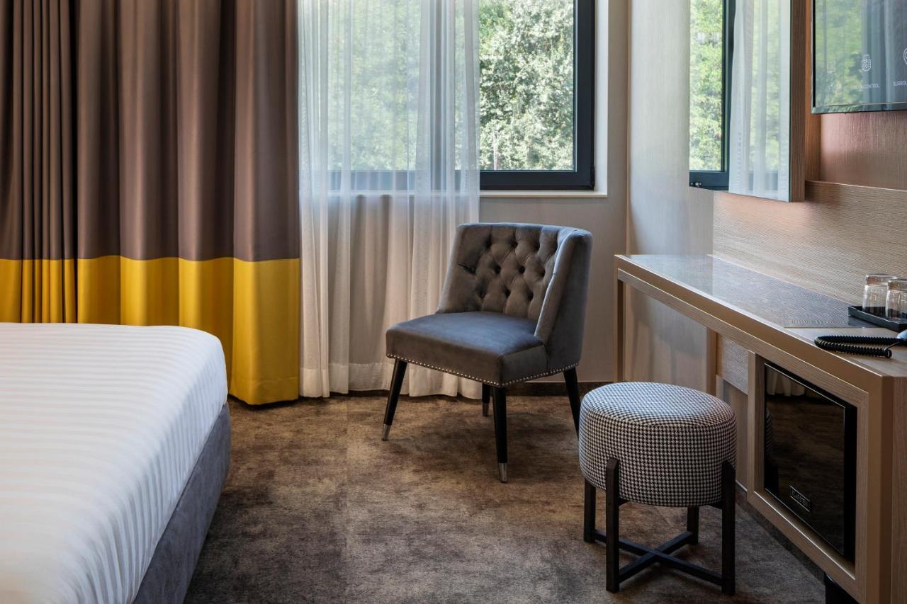 -- Este Park Hotel -- Part Of Urban Chic Luxury Design Hotels - Parking & Compliments - Next To Shopping & Dining Mall 플로브디프 외부 사진